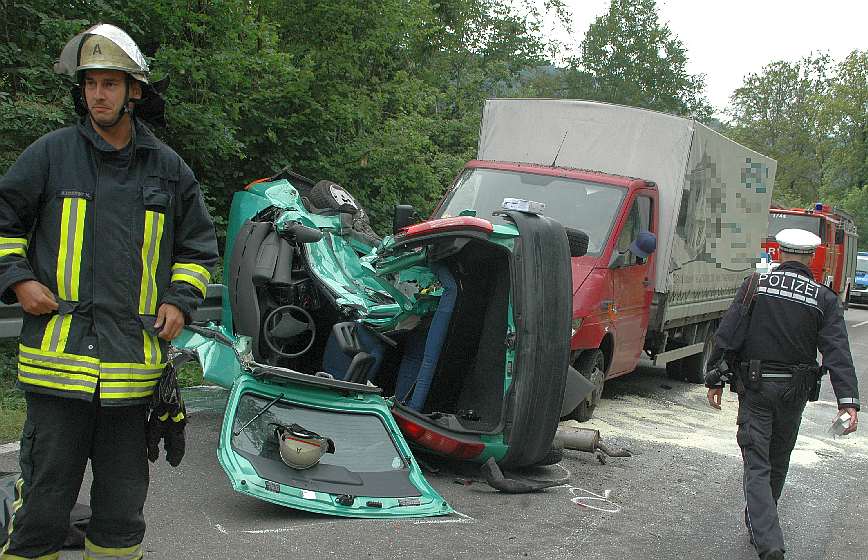 Feuerwehrleute mussten einen getöteten Autofahrer aus seinem total demolierten Auto herausschneiden. Fotos: him